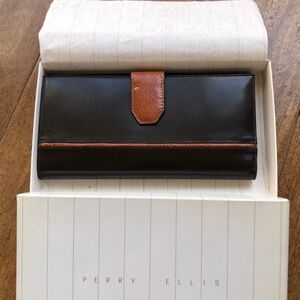 Perry Ellis wallet NWOT, black leather with natural color tan and piping